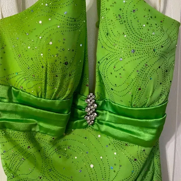 Gorgeous Green Party Dress - Picture 2 of 5